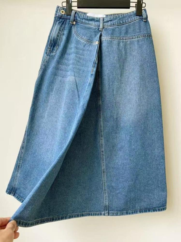 تنورة لويفي دينيم المفككة