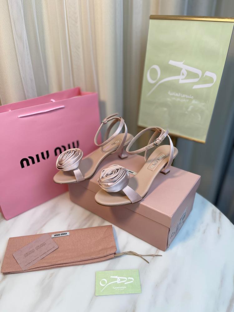 صندل من الجلد من ميو ميو