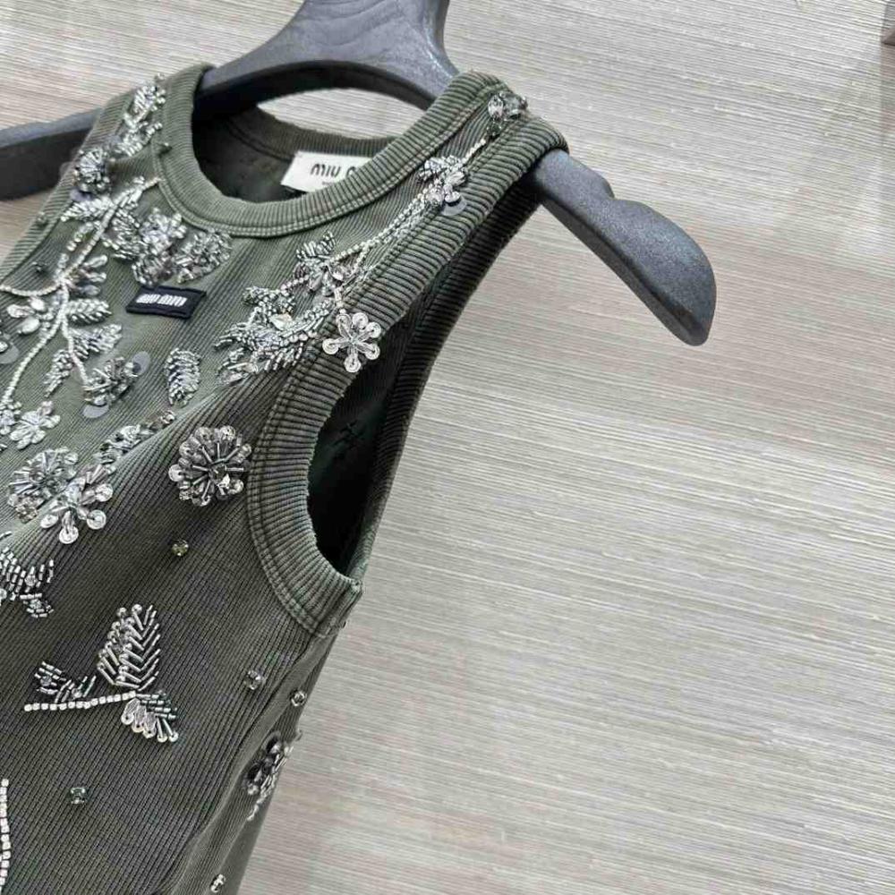 بلوزة جيرسيه محبوكة مضلعة مطرزة ومصبوغة من ميو ميو