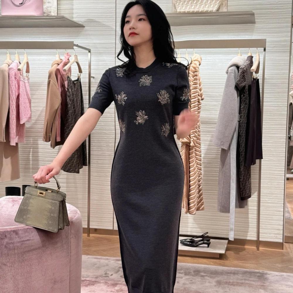 فستان فندي المطرز