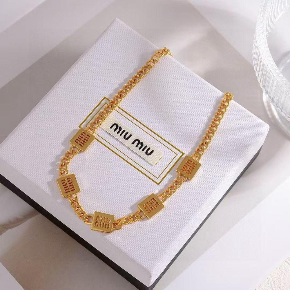 قلادة ميو ميو سلسلة بـ 5 مربعات بحفر الشعار مجوف