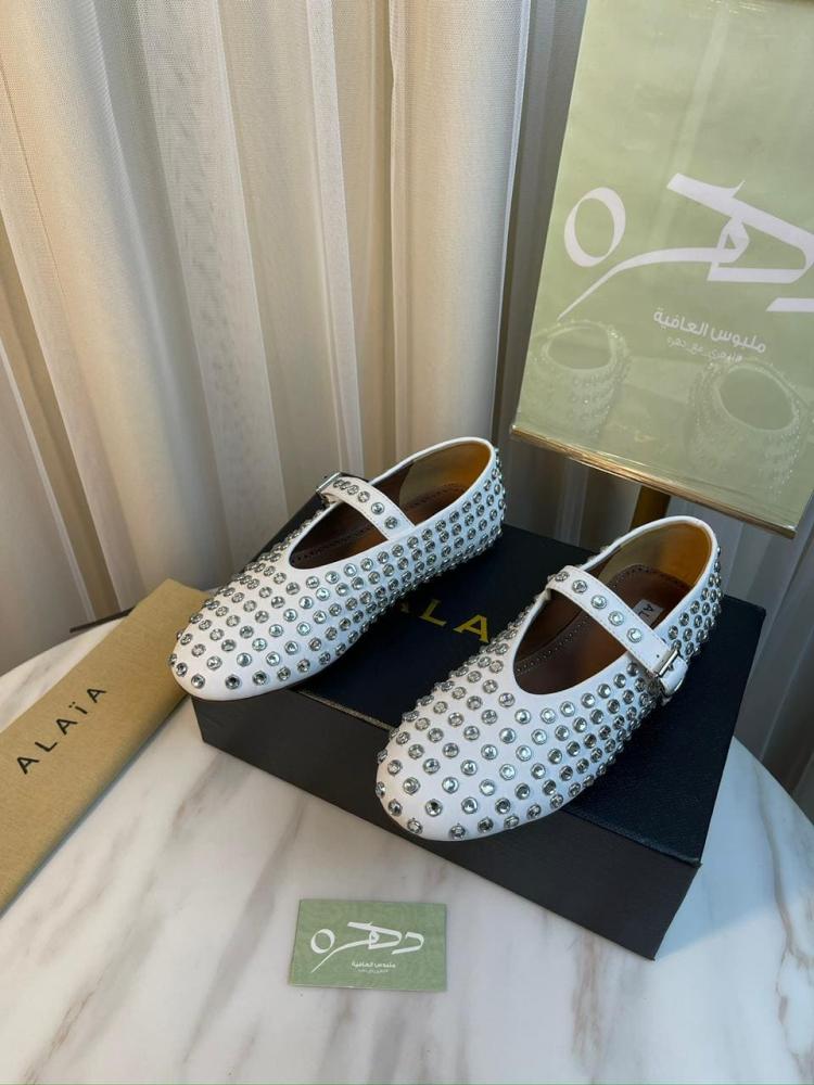حذاء باليه مسطح من الجلد مزين بالكريستال من الايا - أبيض