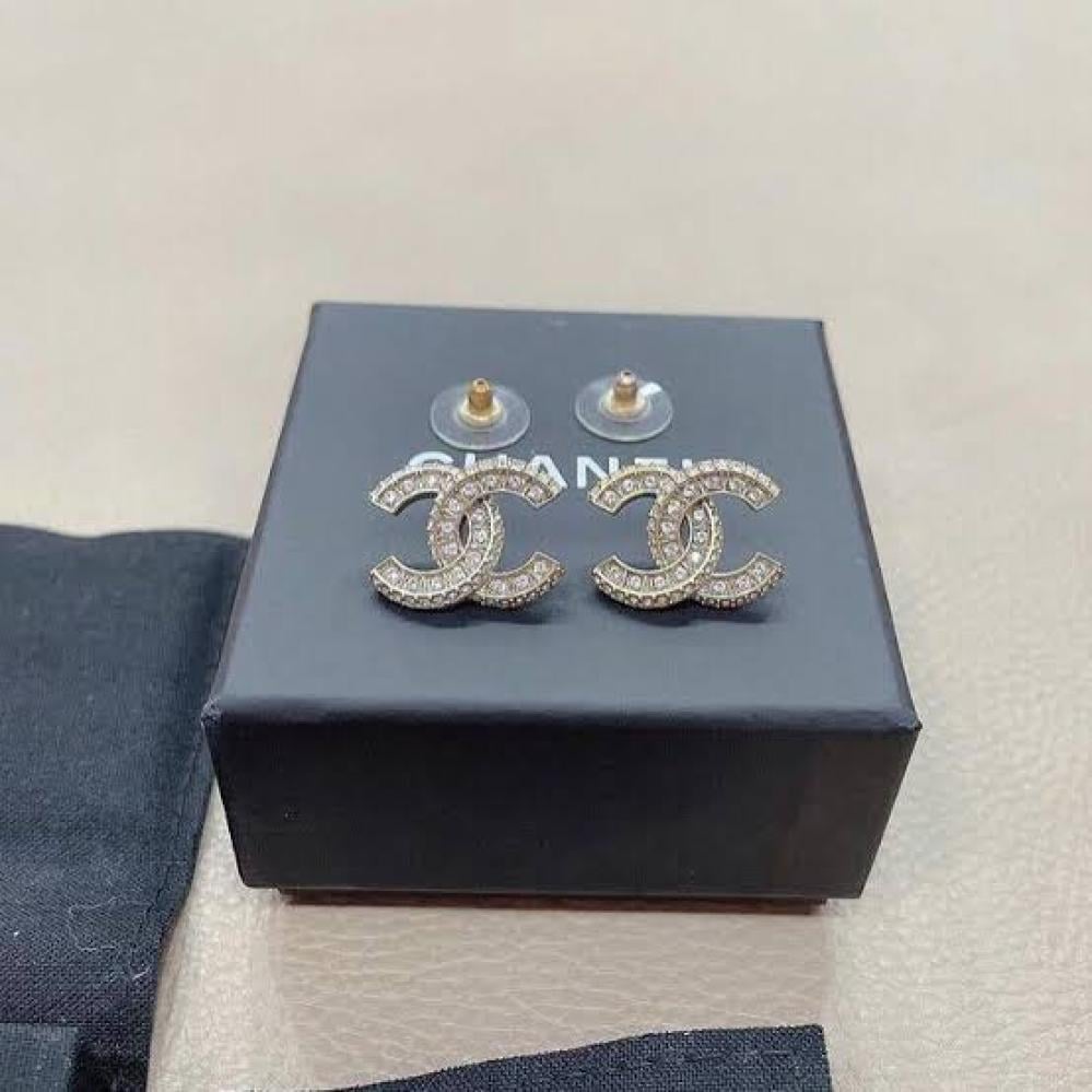 حلق شانيل ابيض مزين بحبات الكريستال