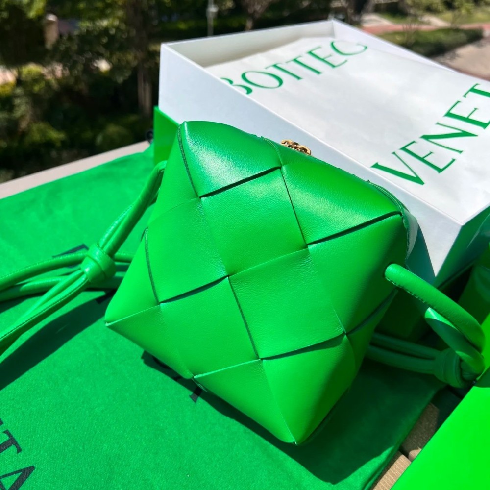 حقيبة ميني كاسيت من بوتيغا فينيتا