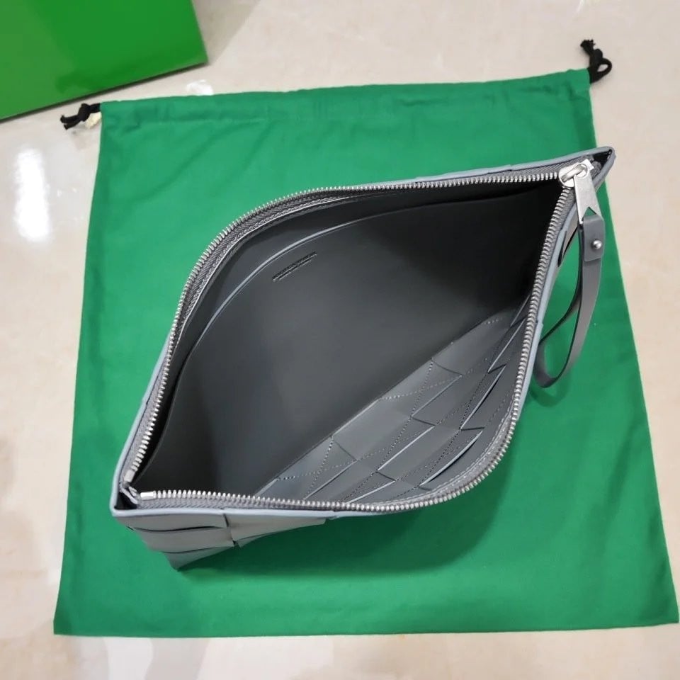 شنطة Intreccio Pouch من بوتيغا