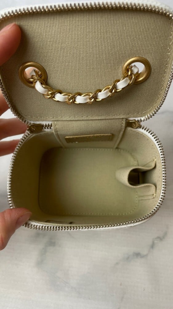 شنطة شانيل بيرل كراش فانيتي ميني 11سم - أبيض