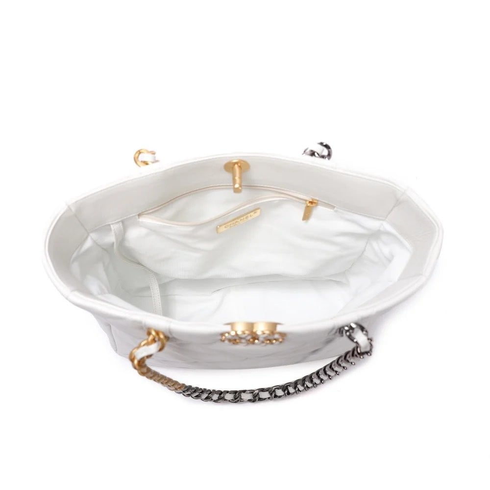 شنطة شانيل شوبنق مبطن - أبيض