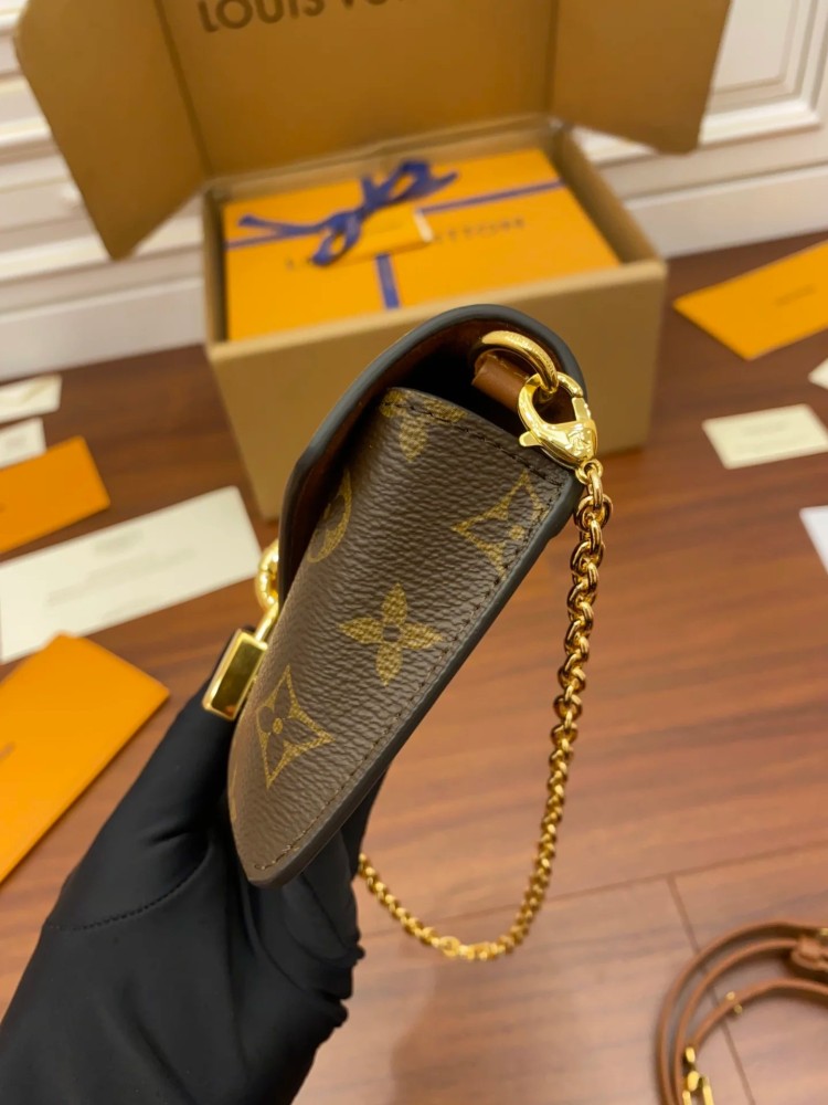 حقيبة لويس فيتون Padlock On Strap