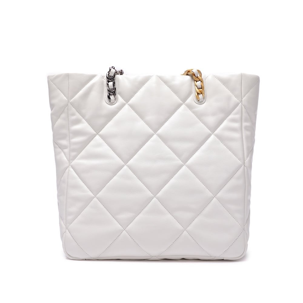 شنطة شانيل شوبنق مبطن - أبيض