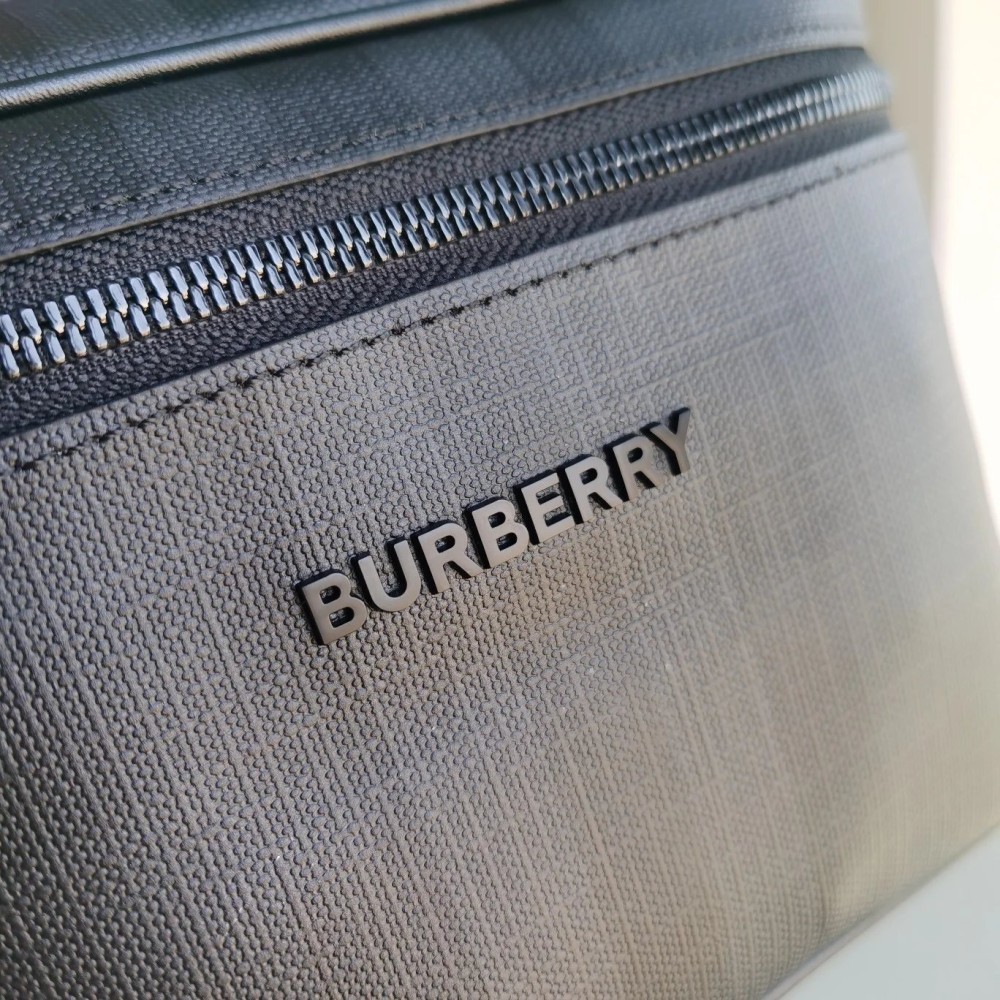 شنطة بيربري Jett backpack