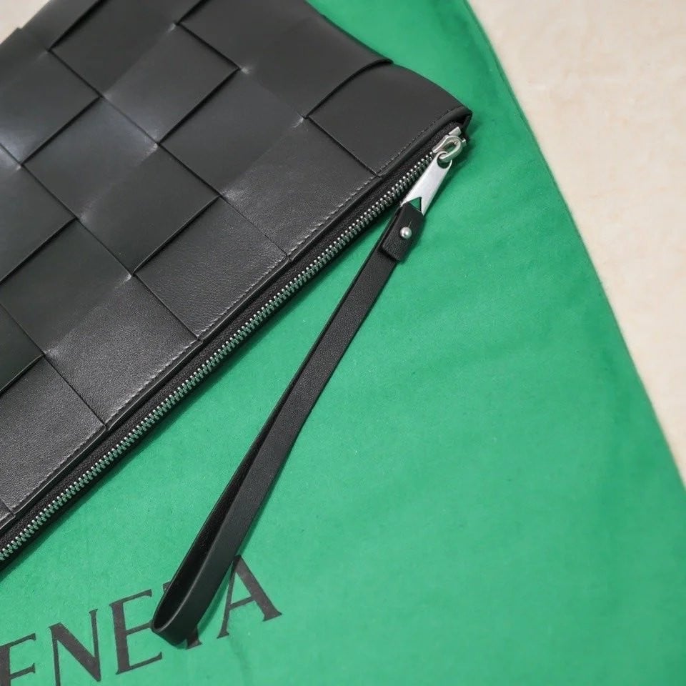 شنطة Intreccio Pouch من بوتيغا