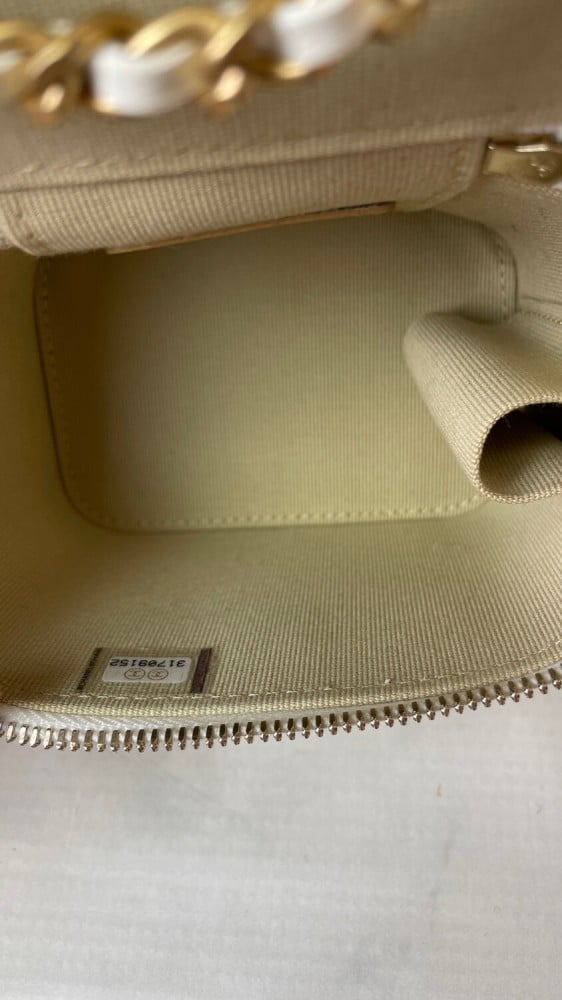 شنطة شانيل بيرل كراش فانيتي ميني 11سم - أبيض