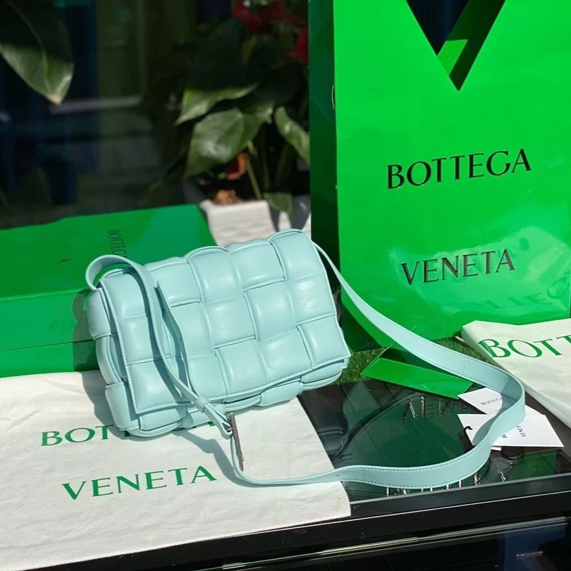 حقيبة كاسيت من بوتيغا فينيتا