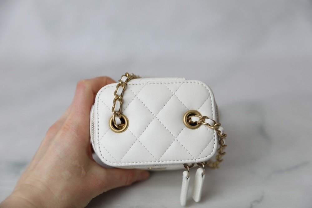 شنطة شانيل بيرل كراش فانيتي ميني 11سم - أبيض