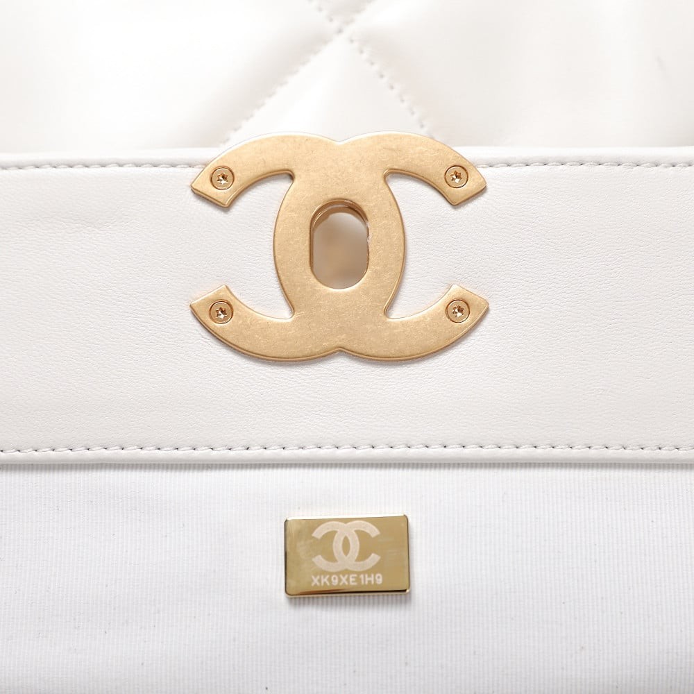 شنطة شانيل شوبنق مبطن - أبيض