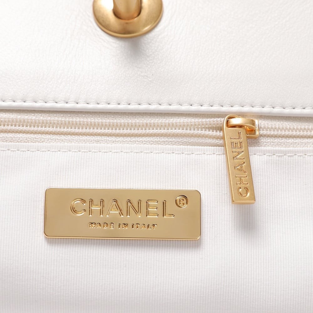 شنطة شانيل شوبنق مبطن - أبيض