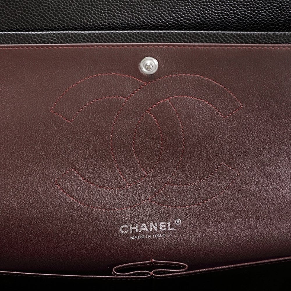 شنطة شانيل كلاسيك كافيار 30 سم - أسود وفضي