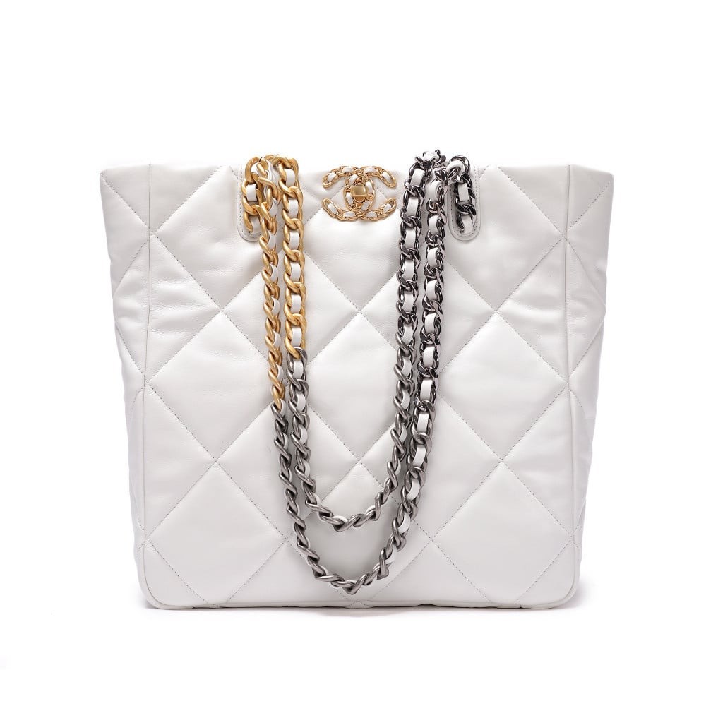 شنطة شانيل شوبنق مبطن - أبيض