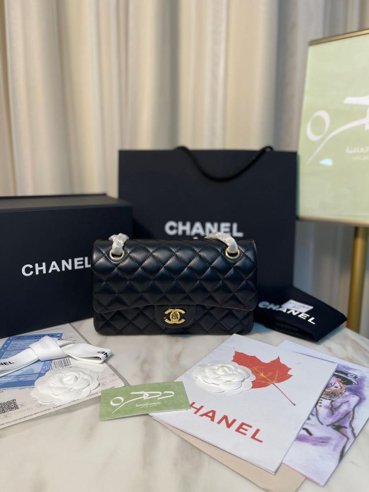 شنطة شانيل كلاسيك لامبسكن 23 سم - أسود وذهبي