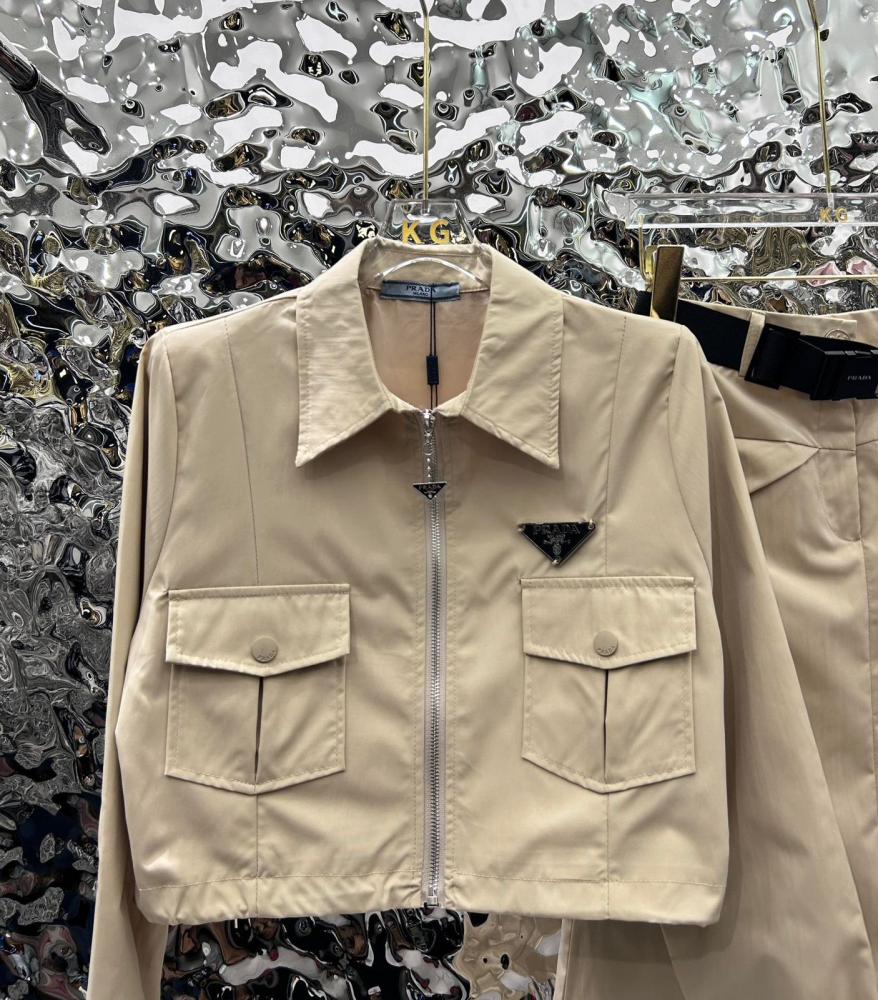 طقم تيور برادا بلوزة وتنورة