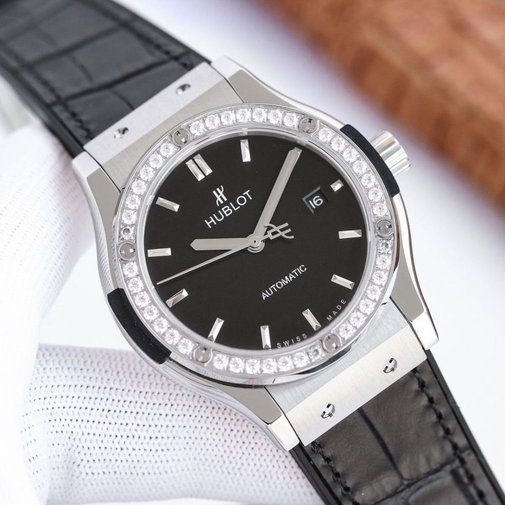 ساعة كلاسيك فيوجن تيتانيوم باطار كريستالي من هوبلو hublot
