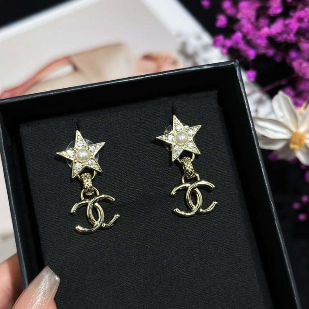 أقراط بنجمة خماسية وشعار شانيل مع لؤلؤ