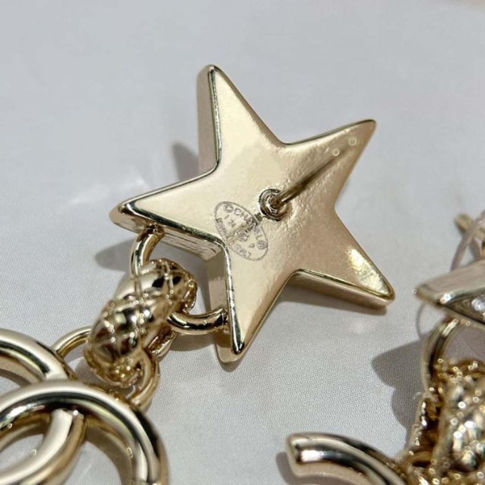 أقراط بنجمة خماسية وشعار شانيل مع لؤلؤ