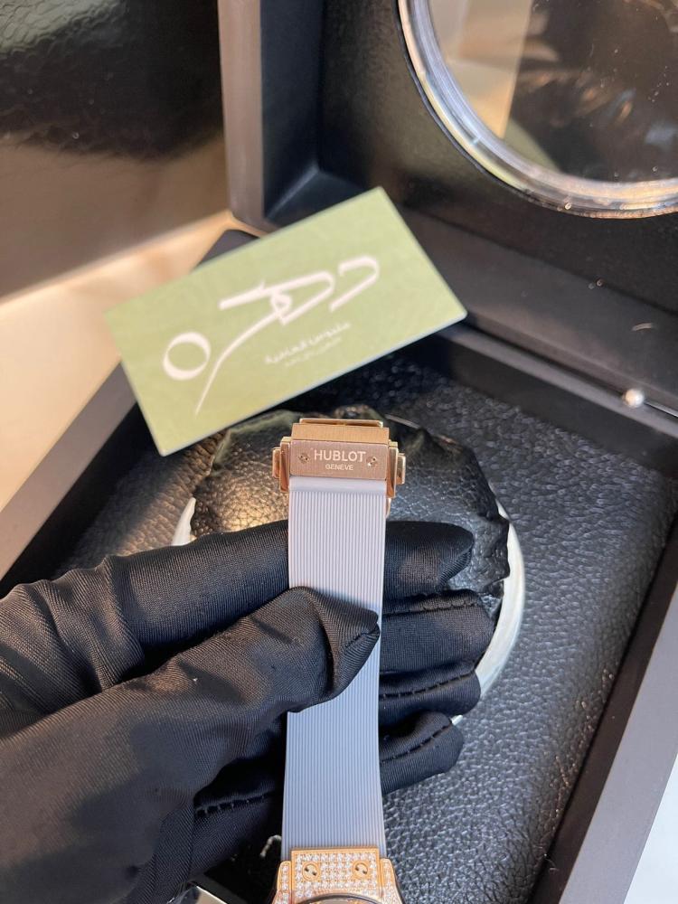 ساعة هوبلوت كلاسيك فيوجن فصوص صغيرة صفين حول الساعة والمعدن - رمادي و ذهبي