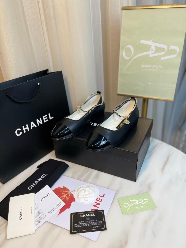 حذاء كلاسيكي من شانيل بسلسلة  على الكاحل باللون الأسود