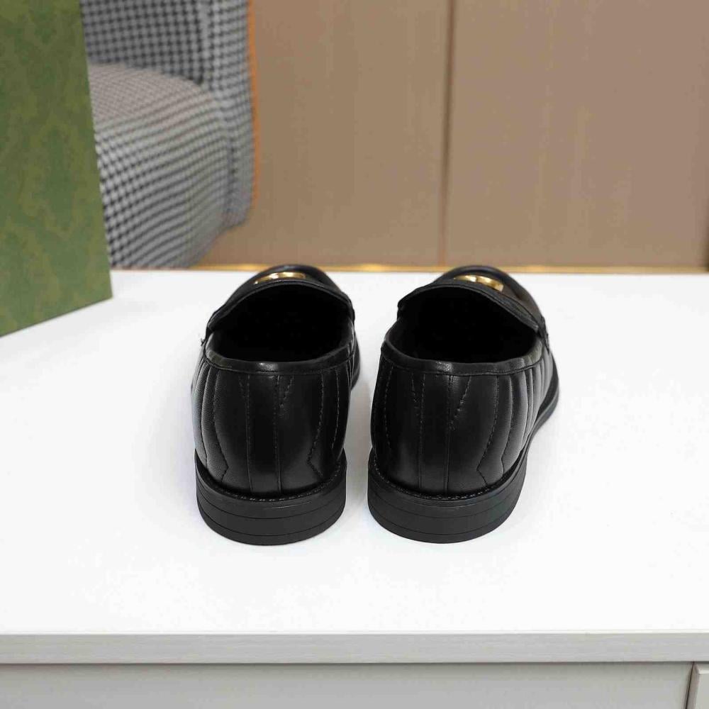 حذاء سهل الارتداء جلد مبطن بخطوط شيفرون وشعار GG من قوتشي