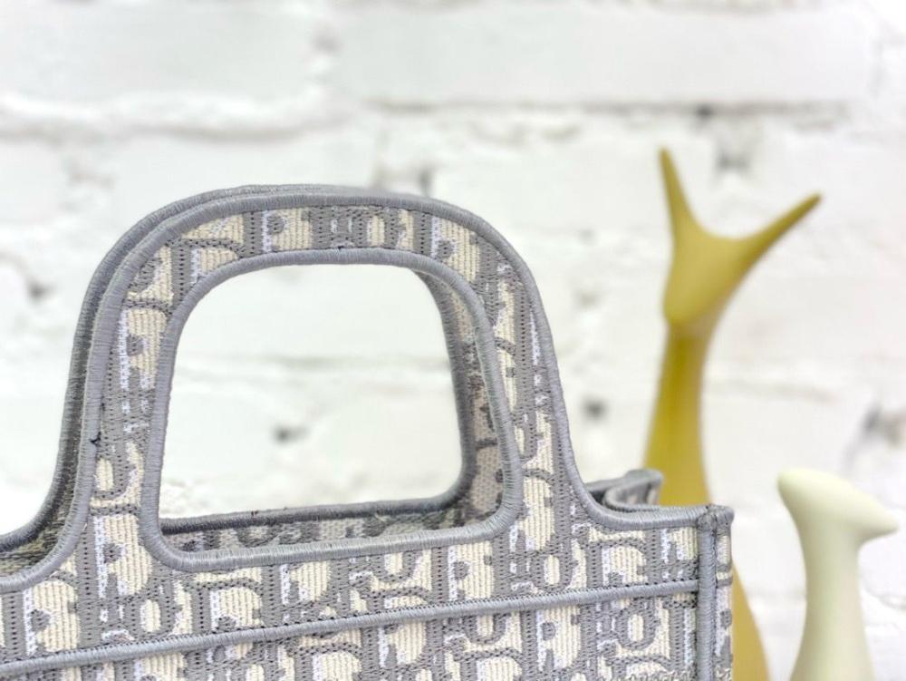 شنطة ديور بوك توت 24 سم - رمادي وبيج لوقو