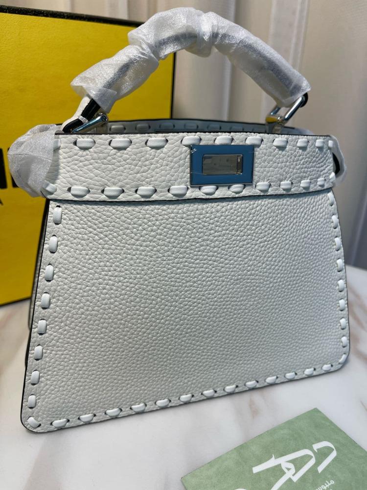 حقيبة بيكابو ايسيو سيليرا بيضاء من فندي