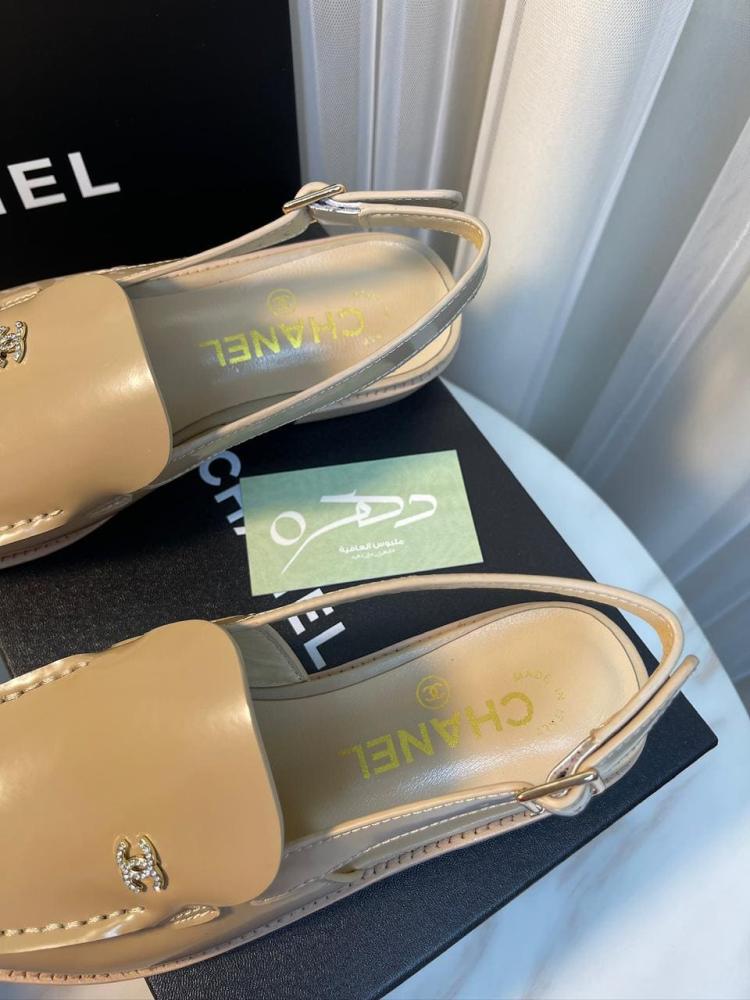 صندل شانيل مسطح بشعار شانيل - بيج