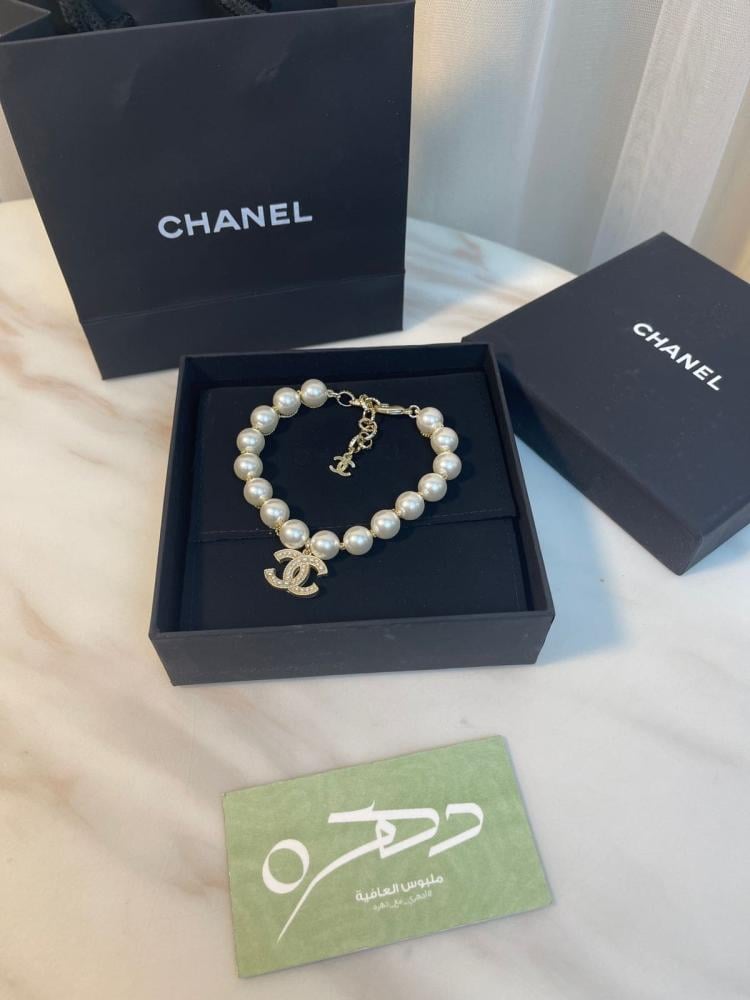 سوار بسلسلة لؤلؤ مع سلسلة معدنية بشعار شانيل