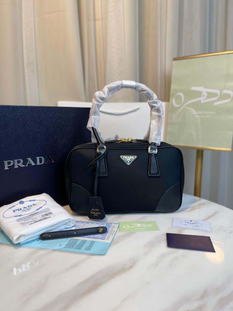 حقيبة نسائية من Prada بمقبض مزدوج مزينة بشعار الماركة - لون أسود