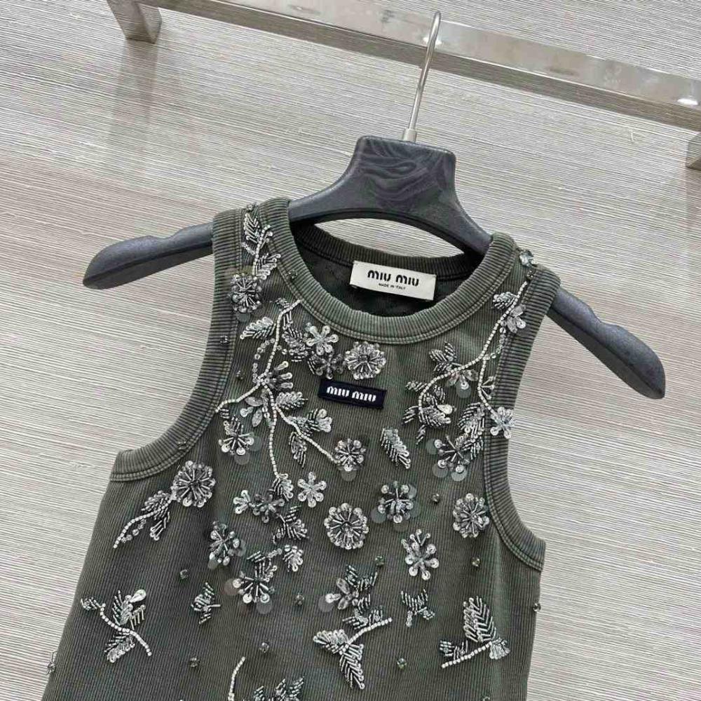 بلوزة جيرسيه محبوكة مضلعة مطرزة ومصبوغة من ميو ميو