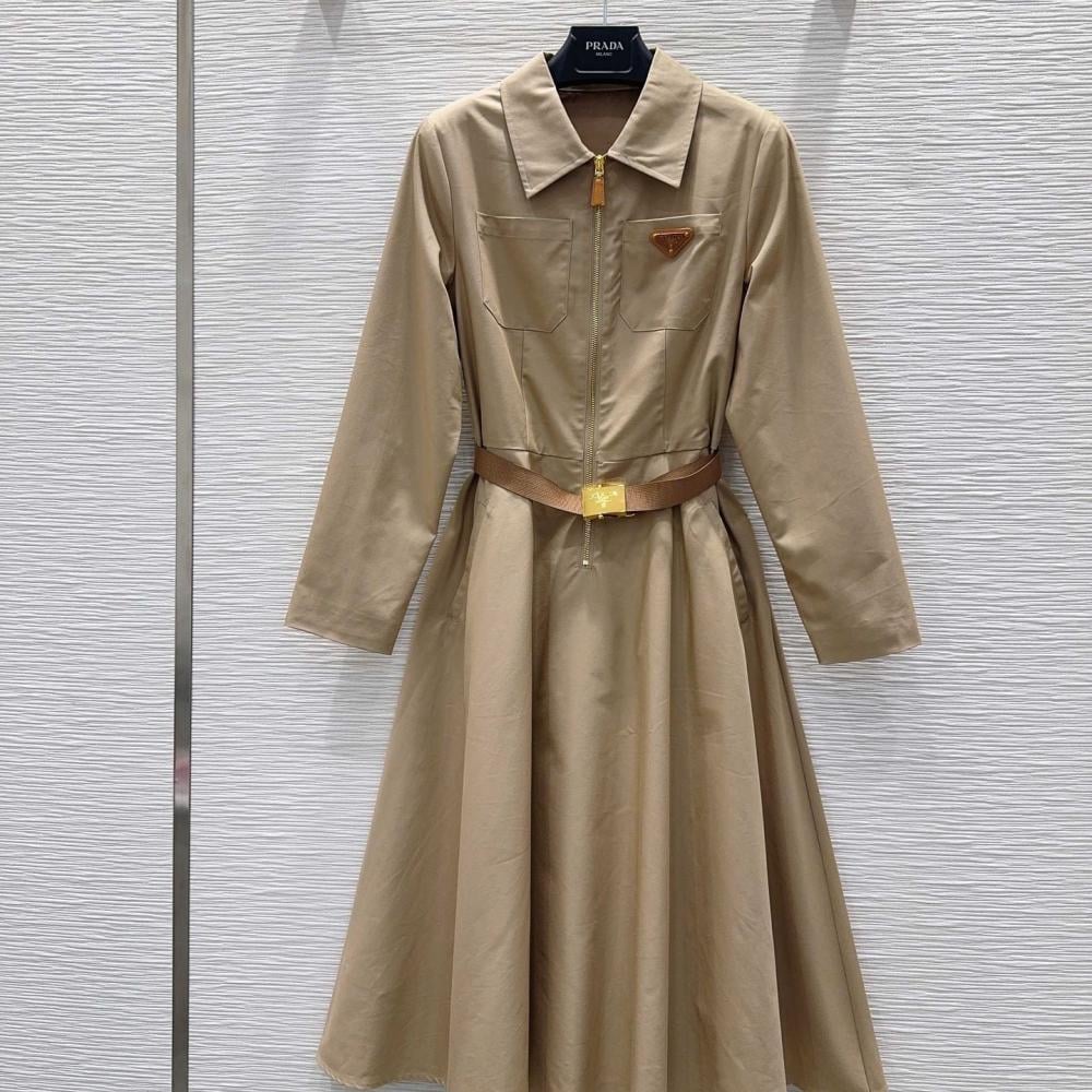 فستان برادا بشعار على الصدر وحزام جلدي وسحاب - بيج