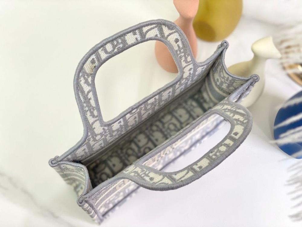 شنطة ديور بوك توت 24 سم - رمادي وبيج لوقو