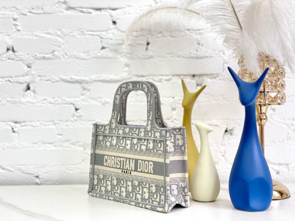 شنطة ديور بوك توت 24 سم - رمادي وبيج لوقو