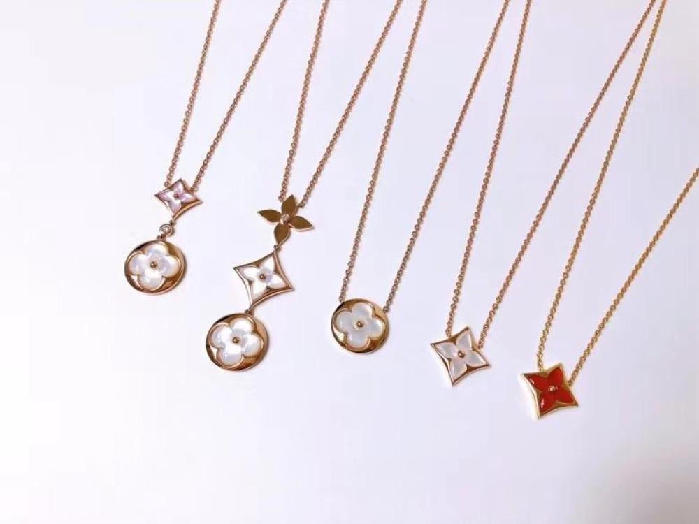 قلادة زهرة ملونة على شكل شمس من لويس فيتون