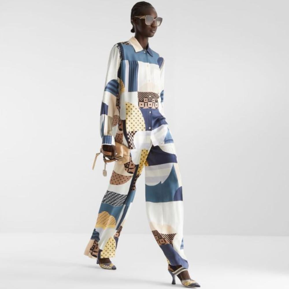 طقم بلوزة وبنطلون فندي بطبعة بنمط أشكال مختلفة باللون الأبيض و الأزرق