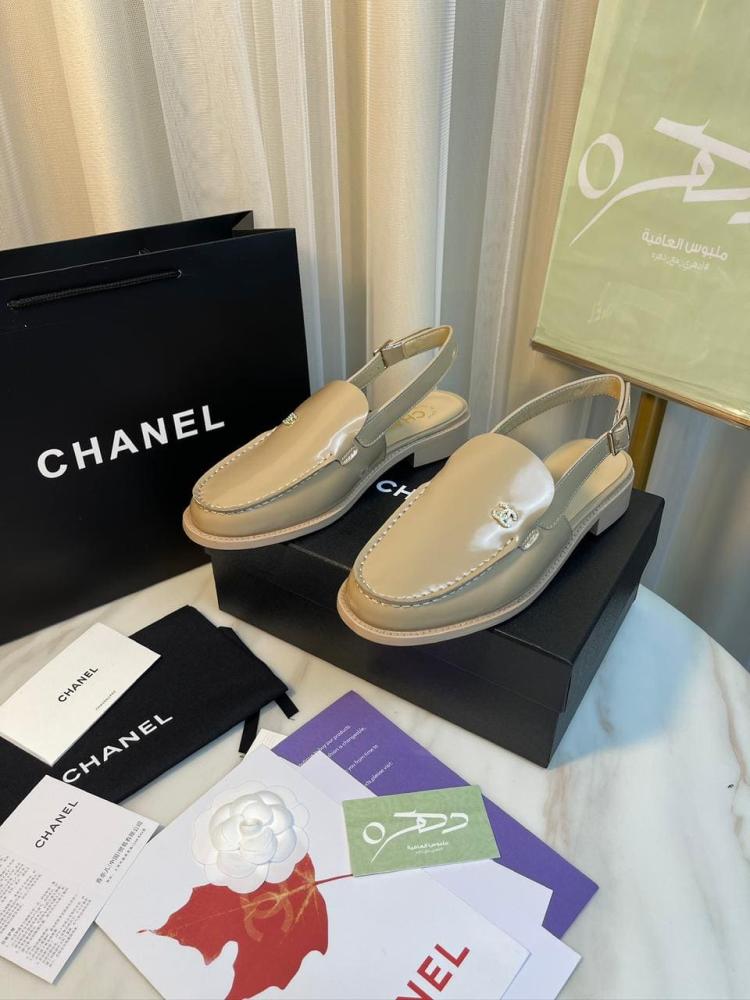 صندل شانيل مسطح بشعار شانيل - بيج