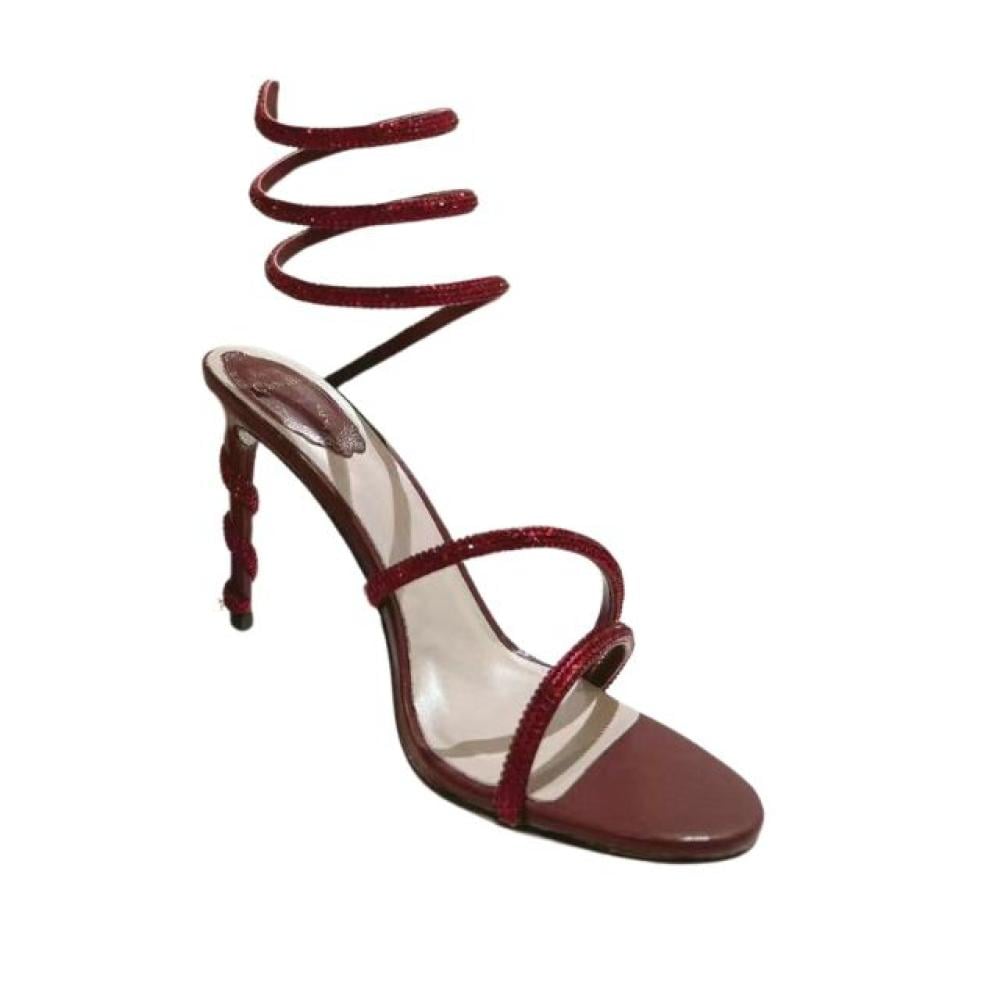 صندل بكعب عالٍ من رينيه كوفيلا من الساتان والكريستال ملفوف حول شكل ثعبان