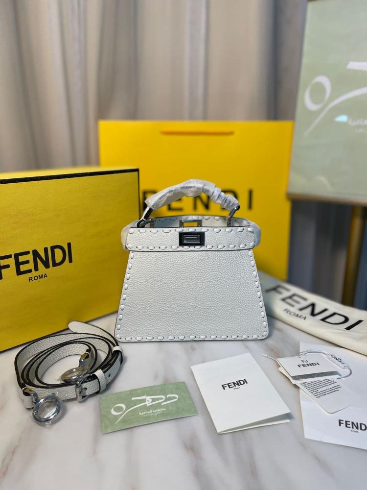 حقيبة بيكابو ايسيو سيليرا بيضاء من فندي