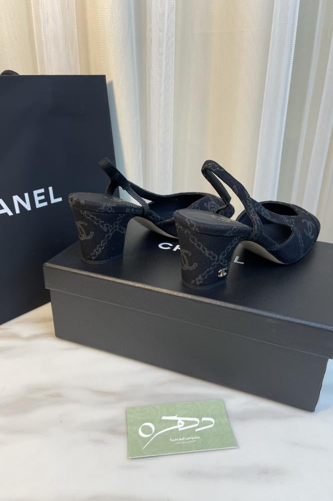 حذاء شانيل سليب باك بكعب متوسط باللون الأسود