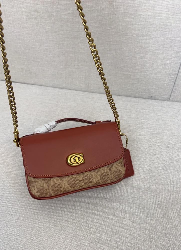 حقيبة كروس كاسي 17 سم قنب بشعار الماركة وجلد من كوتش