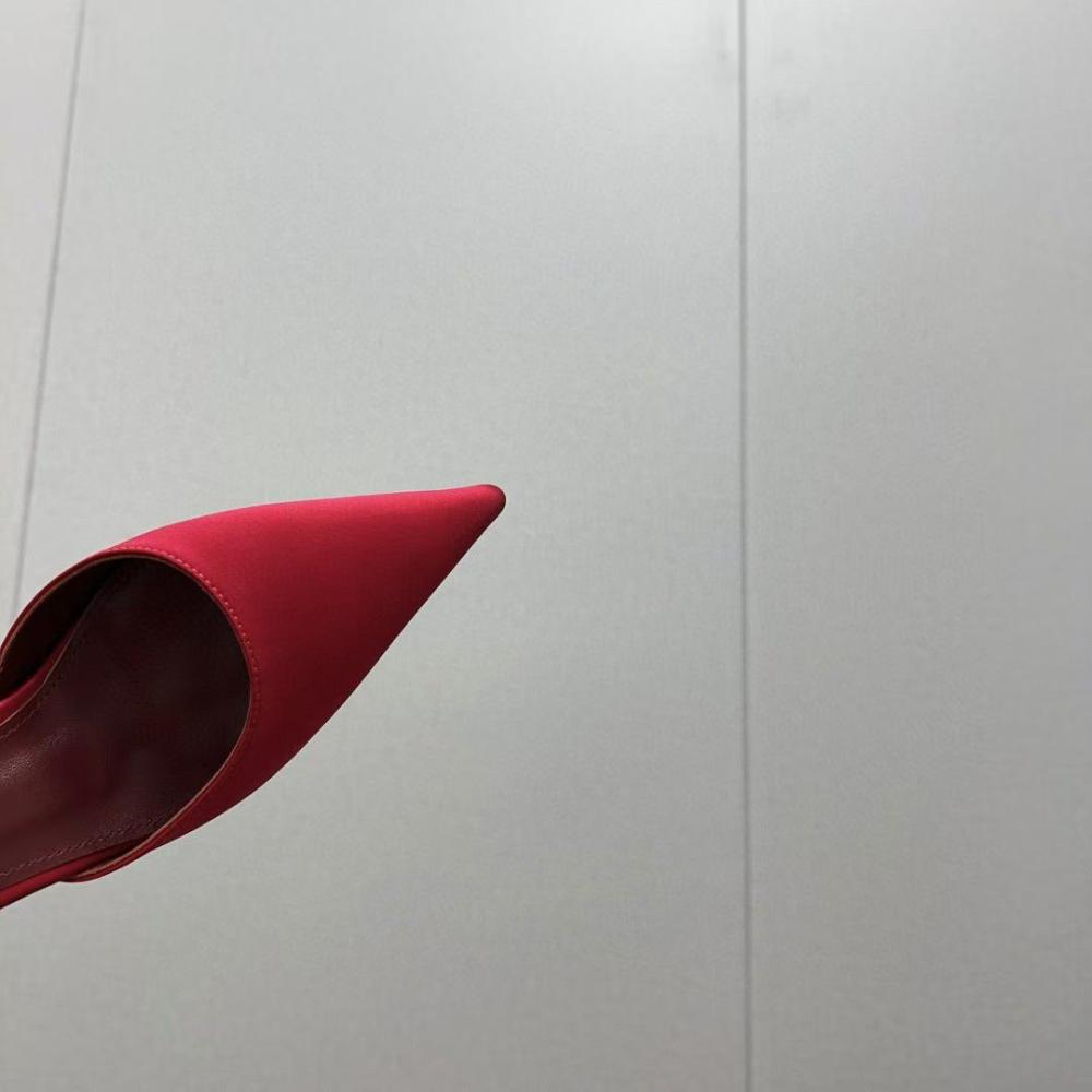 حذاء ميو ميو بكعب معدني ومقدمة مغلقة مدببة