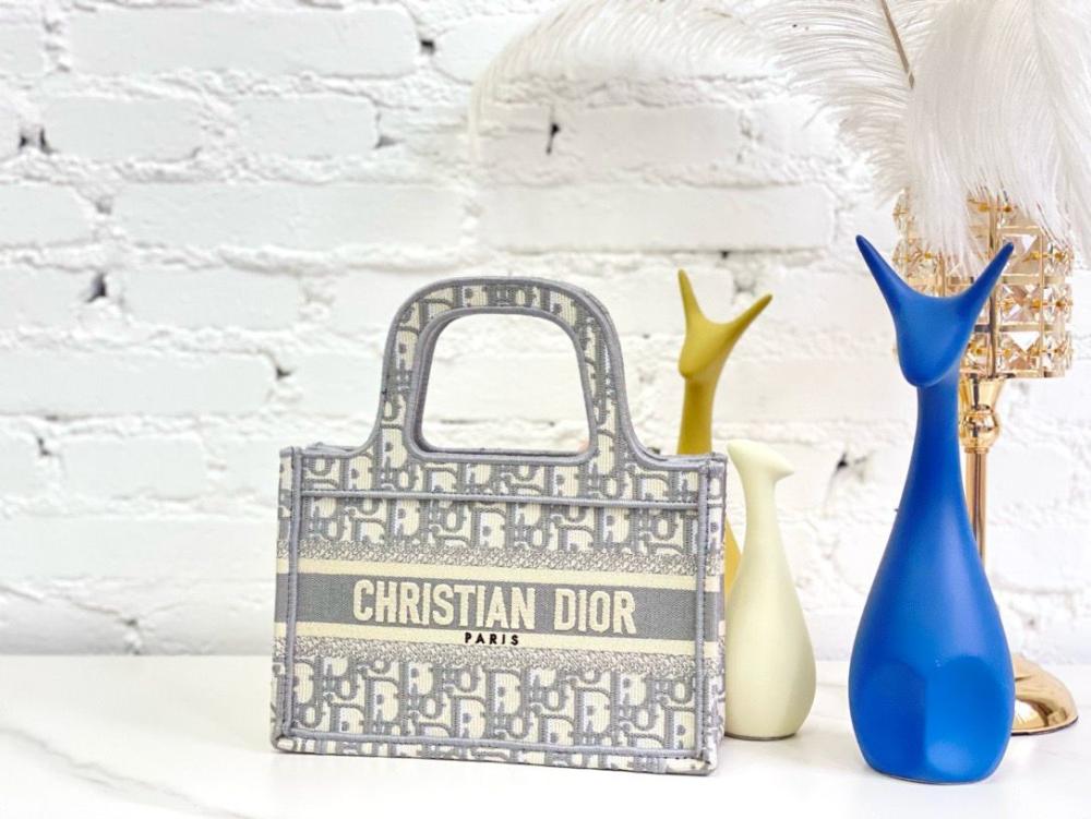 شنطة ديور بوك توت 24 سم - رمادي وبيج لوقو