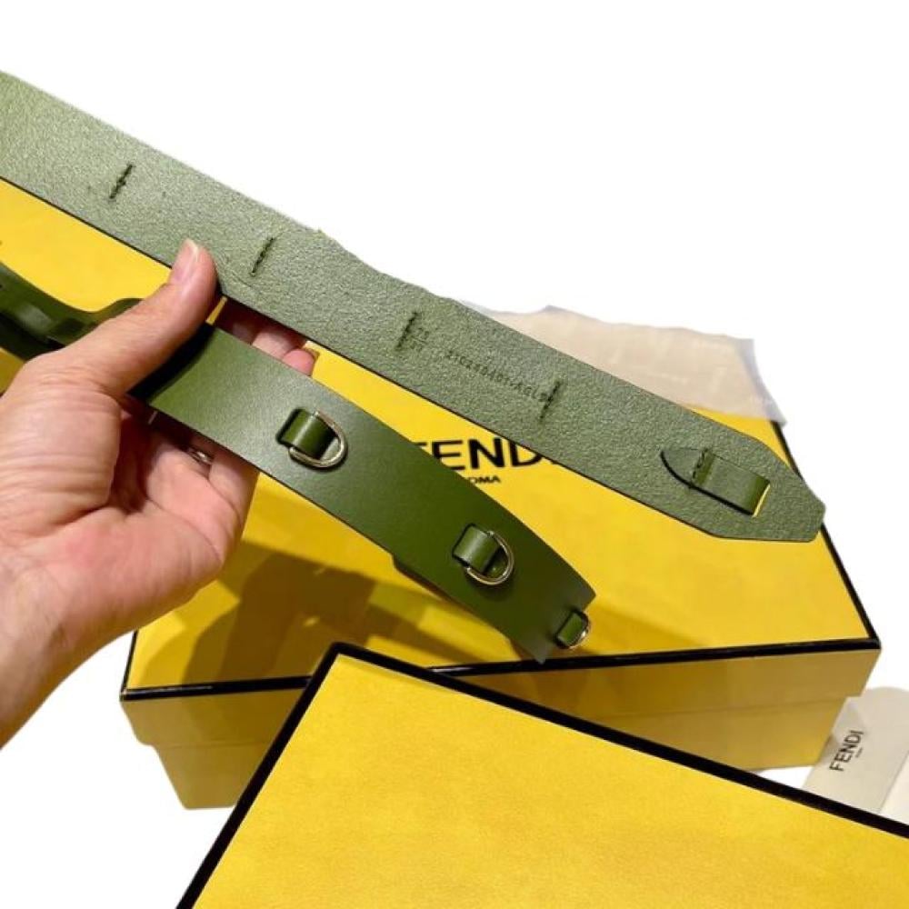 حزام فندي أخضر بشعار F باللون الذهبي