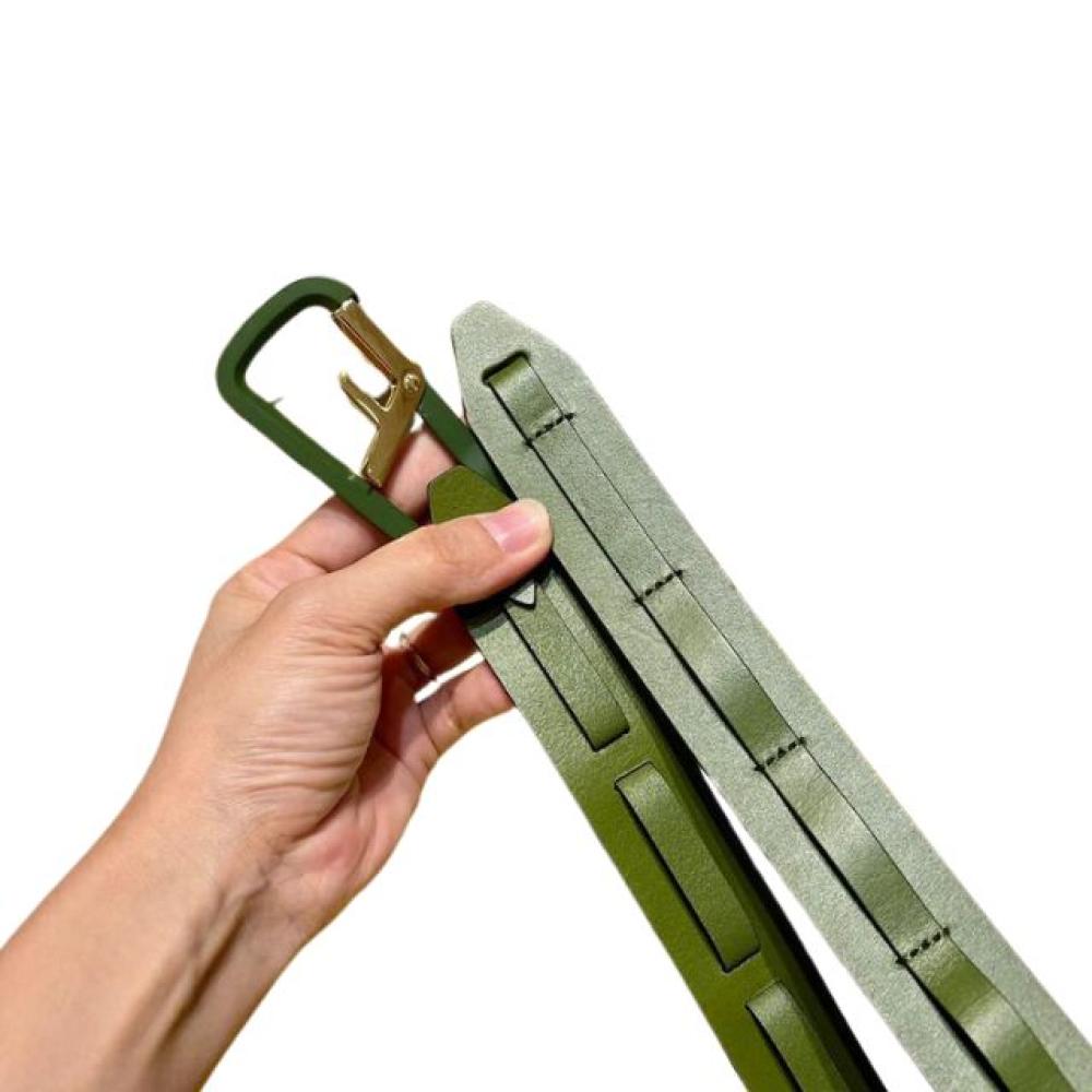 حزام فندي أخضر بشعار F باللون الذهبي